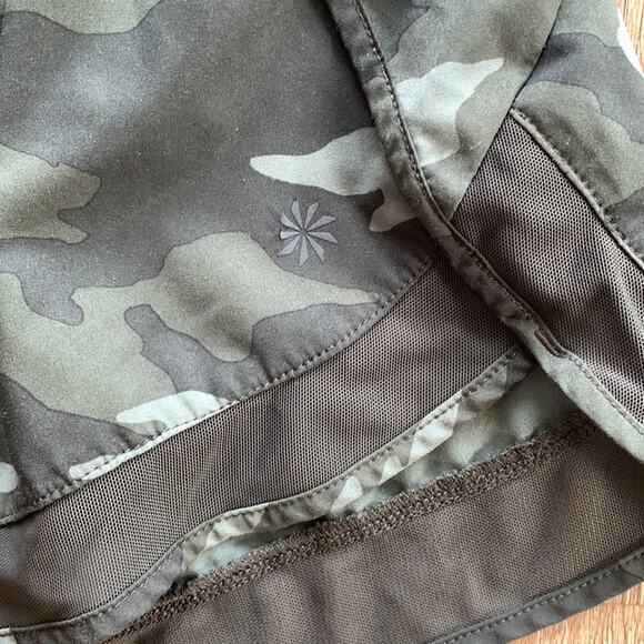 Athleta Green Camo Mesh Racer Run Shorts Size Small 4" Inseam Lined - Picture 2 of 6